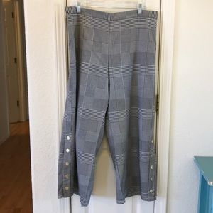 Wide leg cropped pants with gold button detail! XL